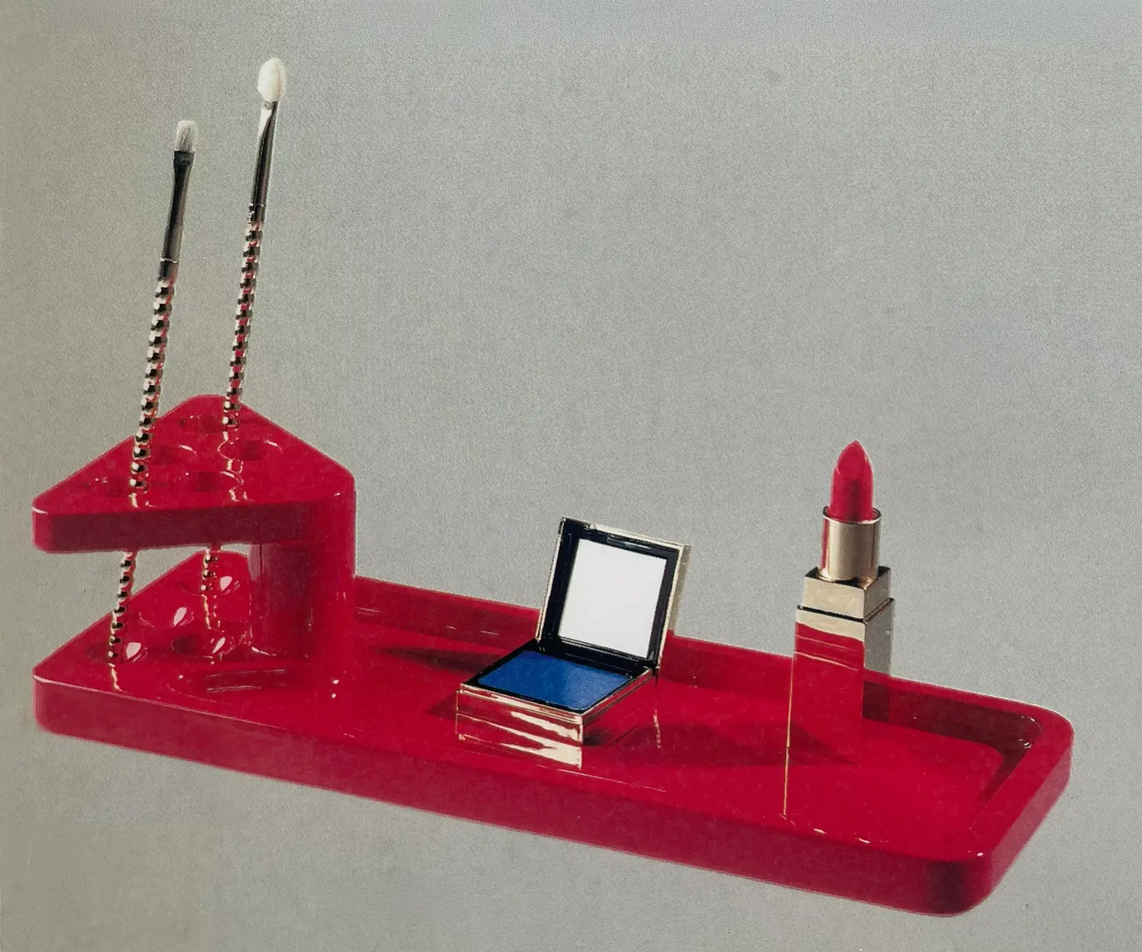 Vassoio rosso da bagno con portapennelli, cipria e rossetto, Metaform