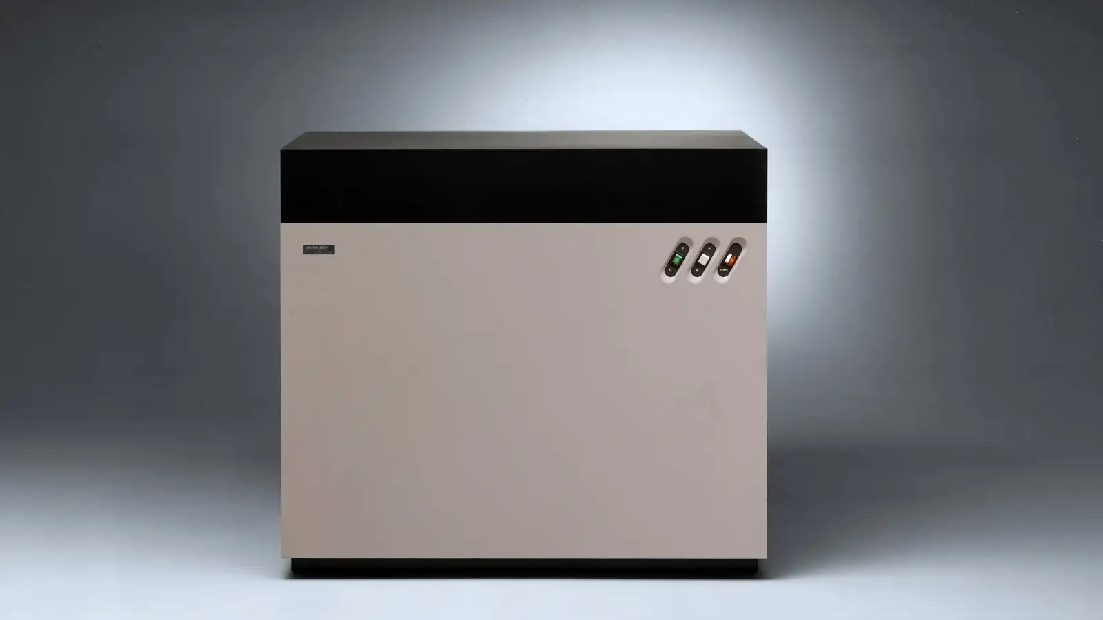 Pompa di calore AGH 171 New: corpo grigio chiaro con fascia superiore nera e tre comandi, Aermec
