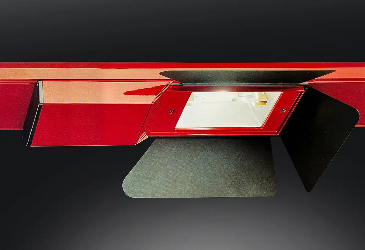 Sistema Prisma con alimentatore e lampada a scarica con riflettore rettangolare e alette, iGuzzini illuminazione