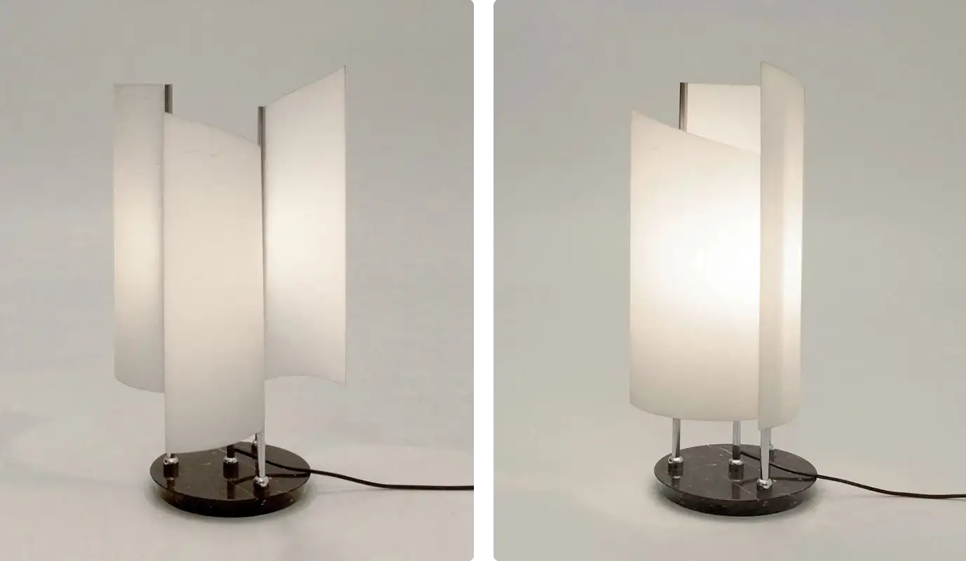 Lampada da tavolo Arianna con schermi bianchi, in due foto: aperta e chiusa, Oluce