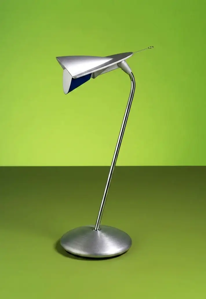 Lampada da tavolo Beverly in alluminio, su fondo verde, Tronconi