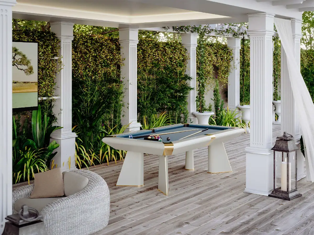 Render del biliardo sotto una veranda con colonne e tende, fra poltrone in vimini e lanterne