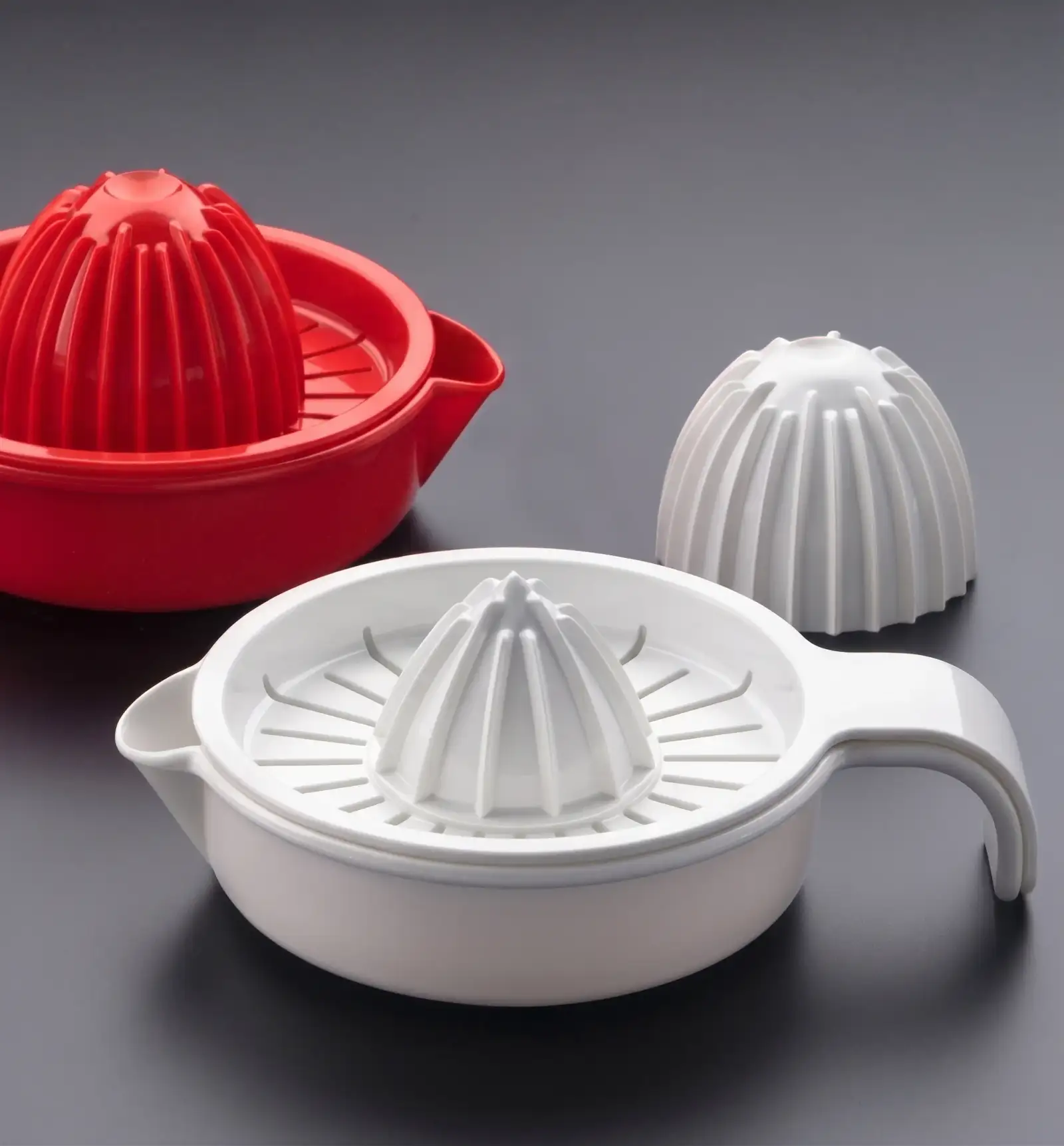 Spremiagrumi Chef Line rosso e bianco con contenitore e beccuccio, Fratelli Guzzini