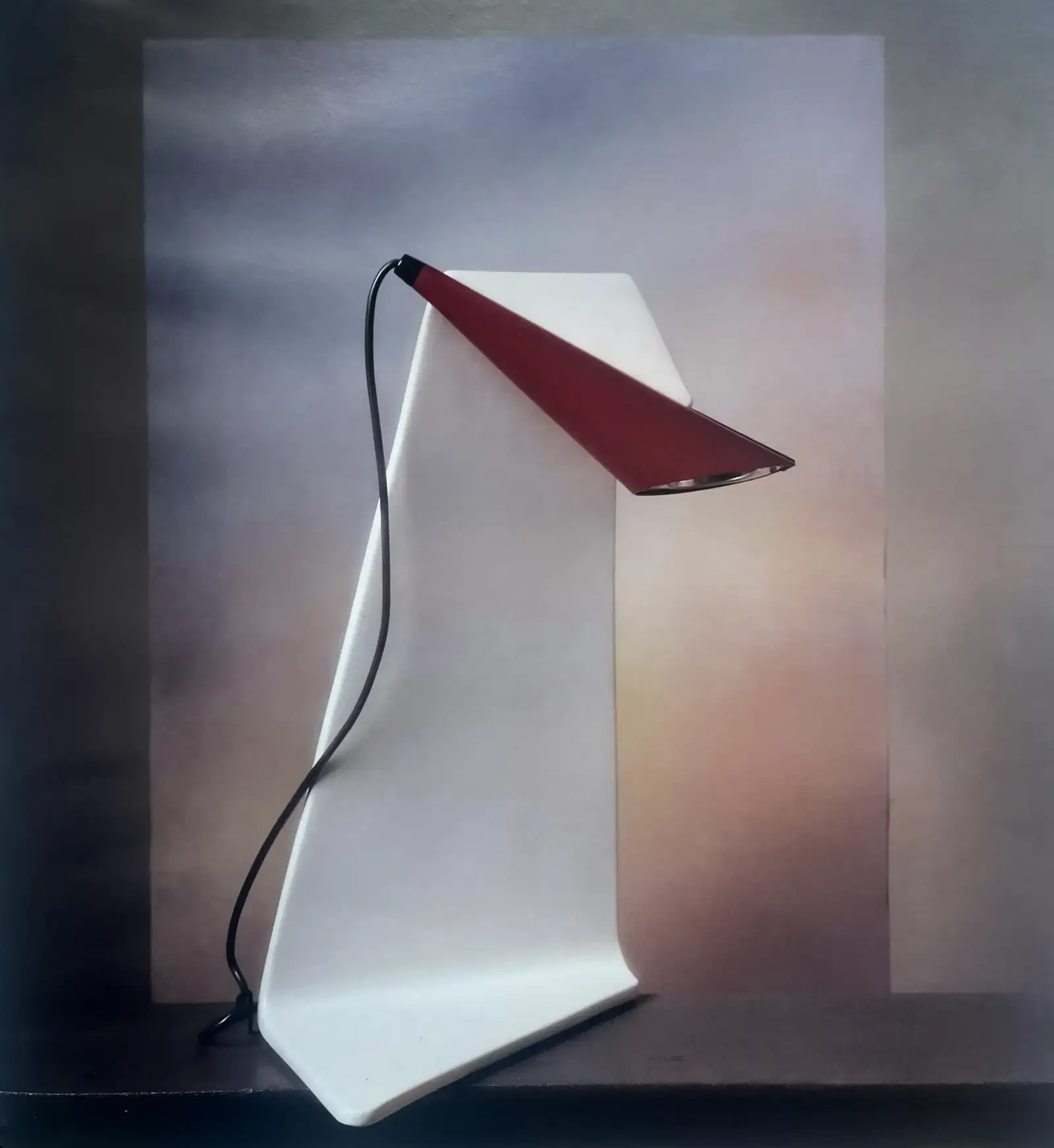 Lampada da tavolo Clio in ceramica bianca con riflettore rosso, Antonangeli