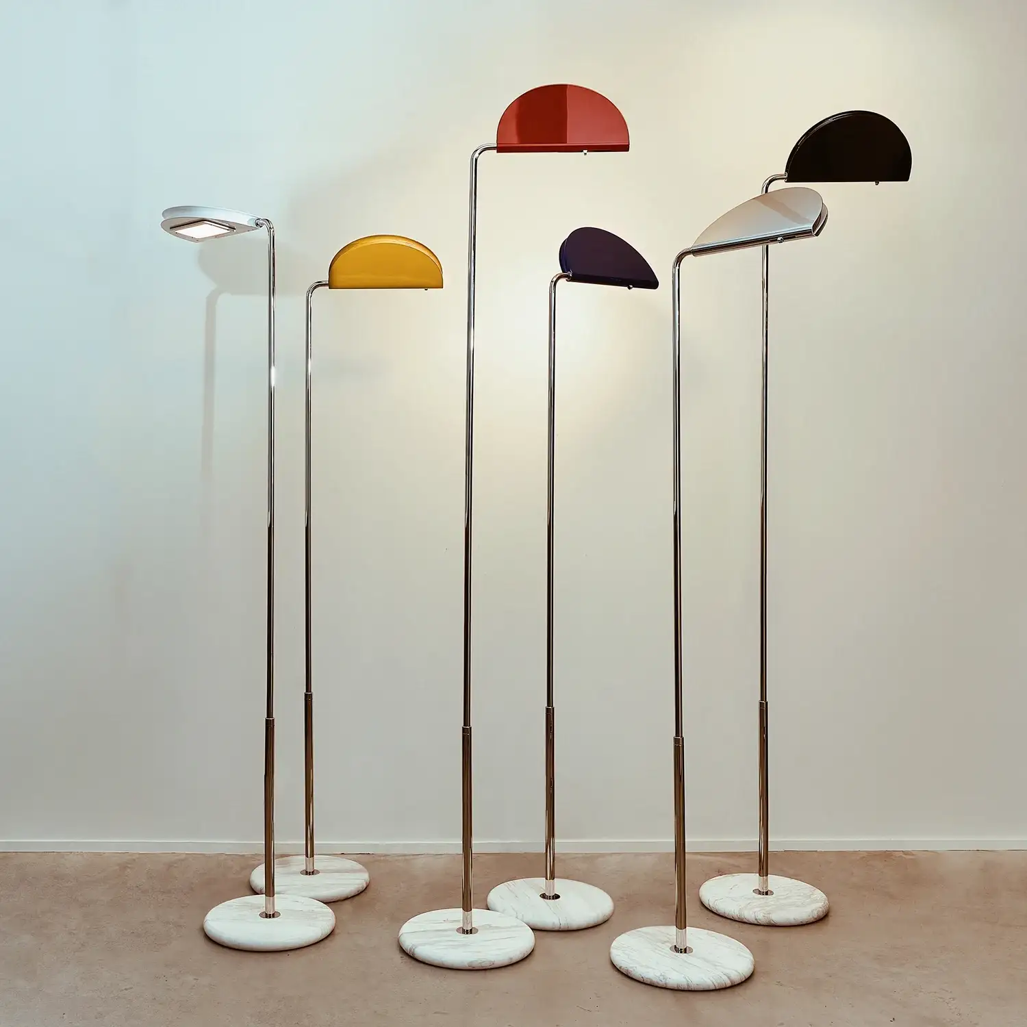 Sei lampade Mezzaluna di altezze e colori diversi, con base in marmo, DCW éditions
