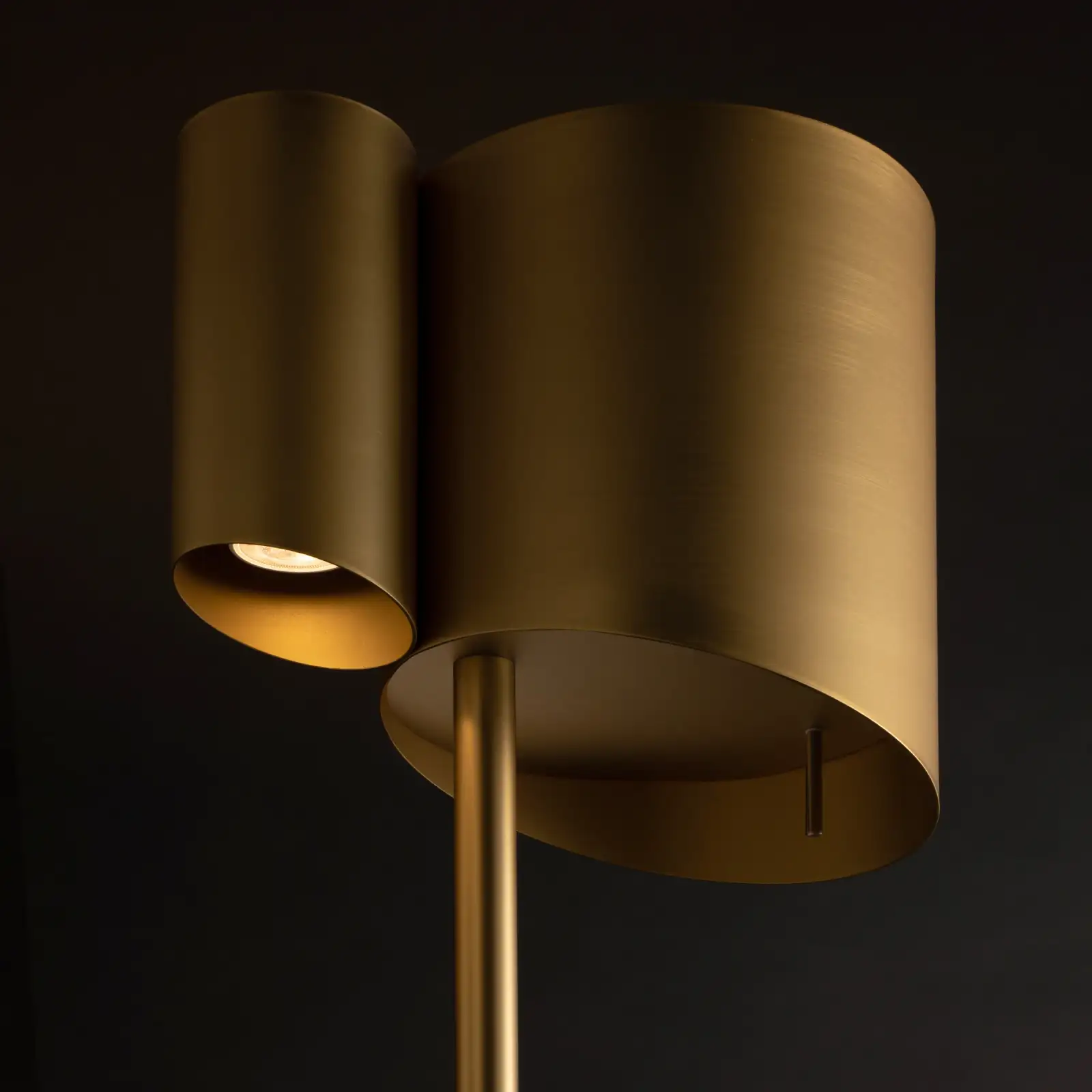 Dettaglio della lampada da terra Coupé con i due schermi cilindrici color ottone, Antonangeli
