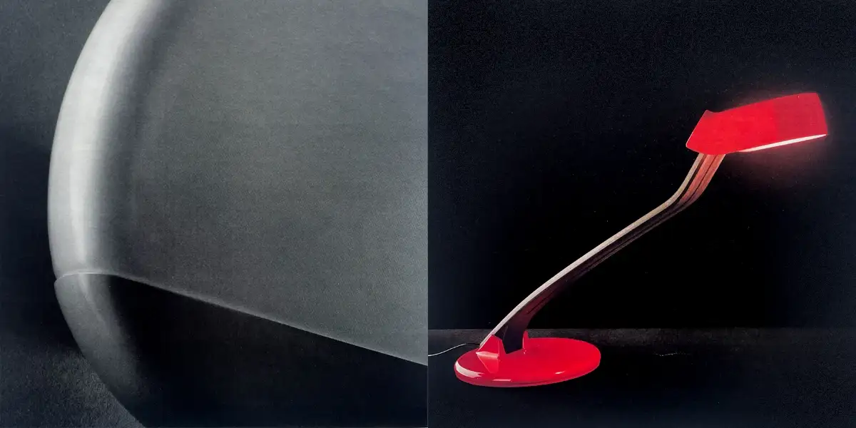 Dettaglio dell’applique Vela a calotta e, accanto, lampada da tavolo Snocky rossa con braccio curvo, iGuzzini illuminazione