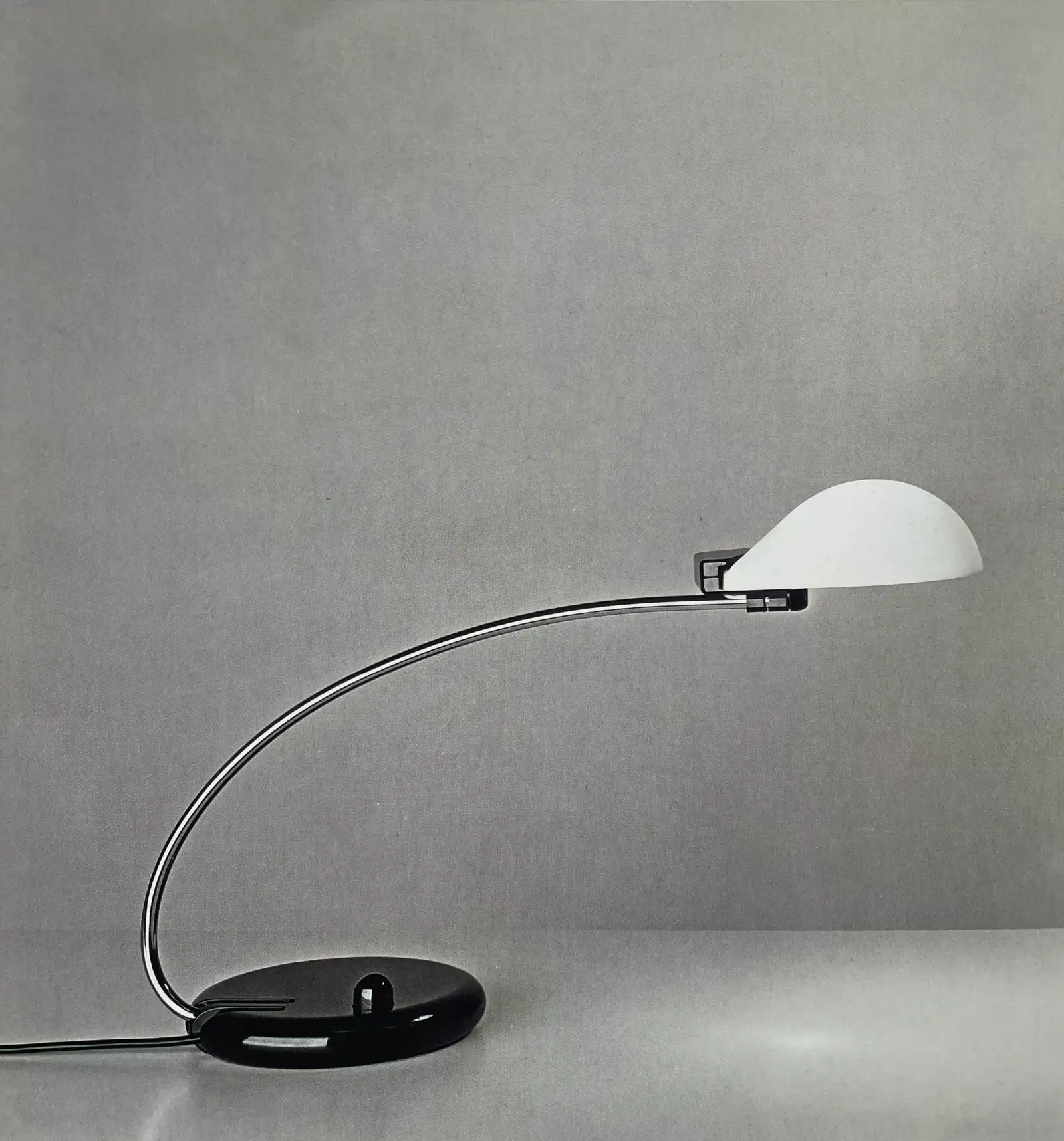 Lampada da tavolo Dogale con braccio ad arco, schermo bianco e base nera, Oluce