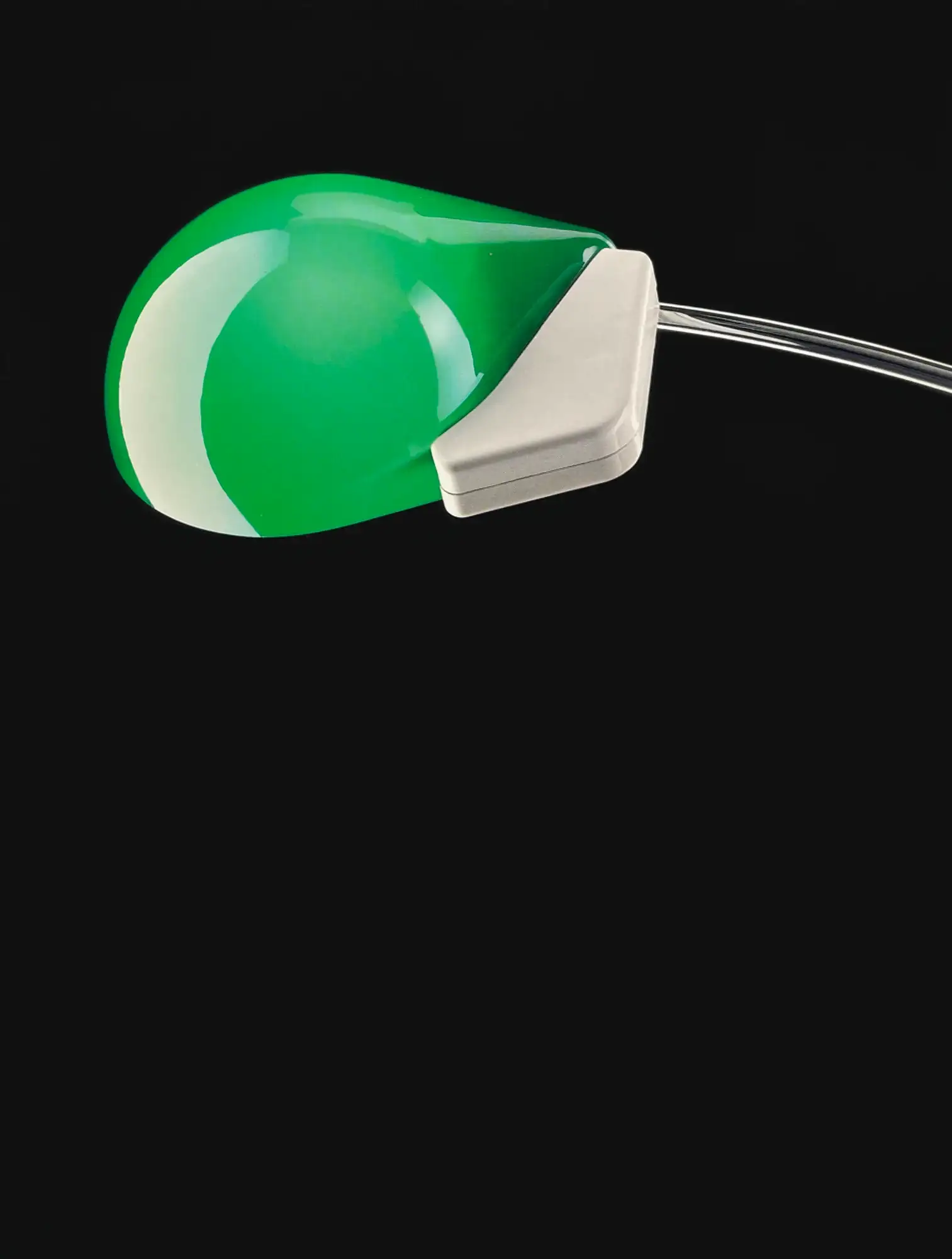 Testa della lampada Dogale con schermo in vetro verde, su fondo nero, Oluce