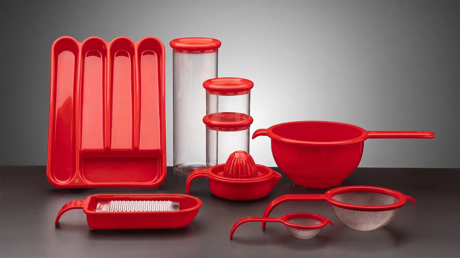 La collezione iniziale di Chef Line, nove oggetti rossi su sfondo neutro