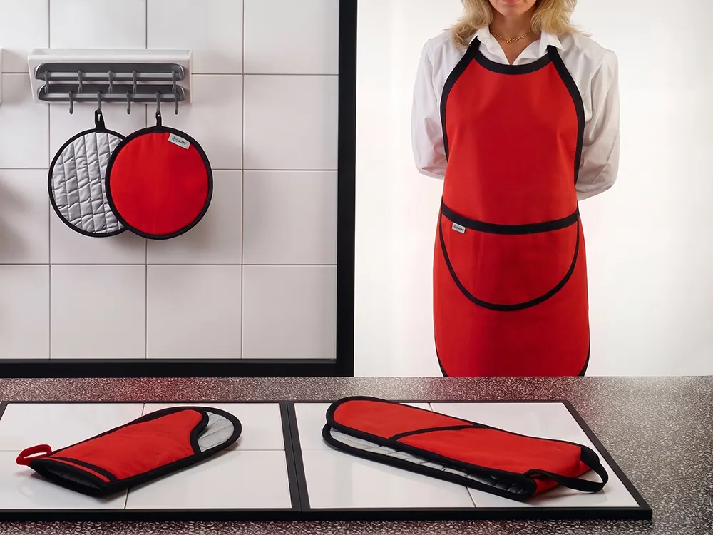 Set da cucina composto da grembiule, presine imbottite e guanti da forno in cotone di Fratelli Guzzini, 1987