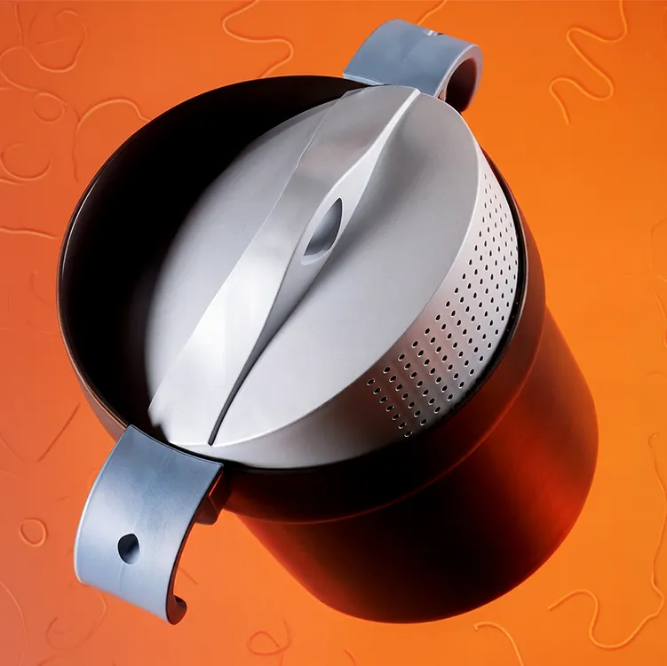 Pentola Isotta per cuocere la pasta con coperchio forato che permette di scolarla direttamente di Fratelli Guzzini, 1997