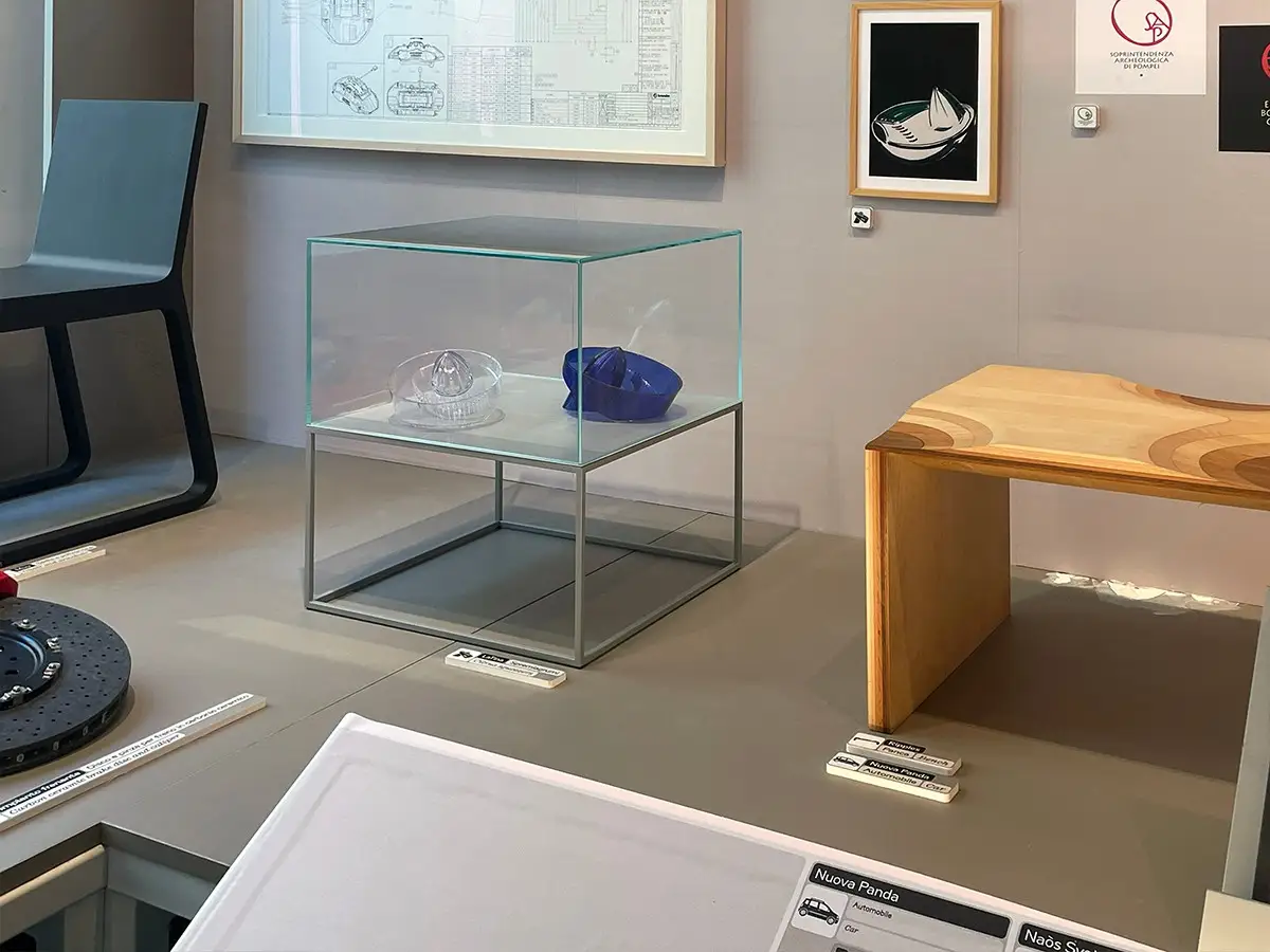 Vetrina del Museo Compasso d’Oro ADI di Milano con due spremiagrumi LaTina, uno trasparente e uno blu