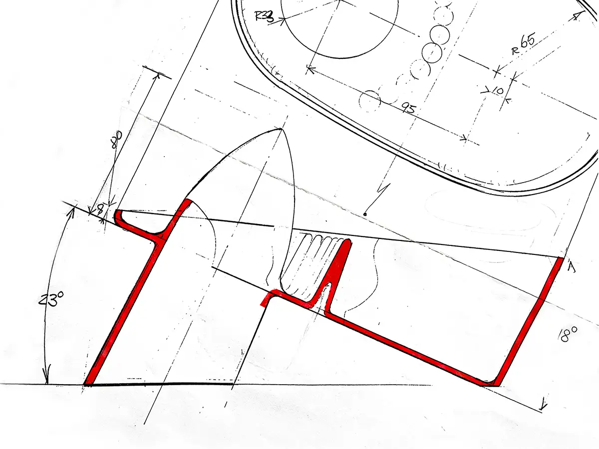 Disegno di sezione quotato dello spremiagrumi inclinato di 23 gradi, con la parete evidenziata in rosso