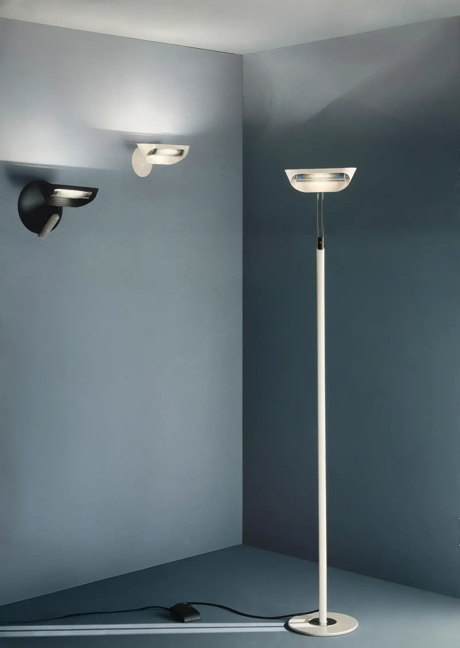 Lampade Gemma in un ambiente: due applique a parete e una da terra, Oluce