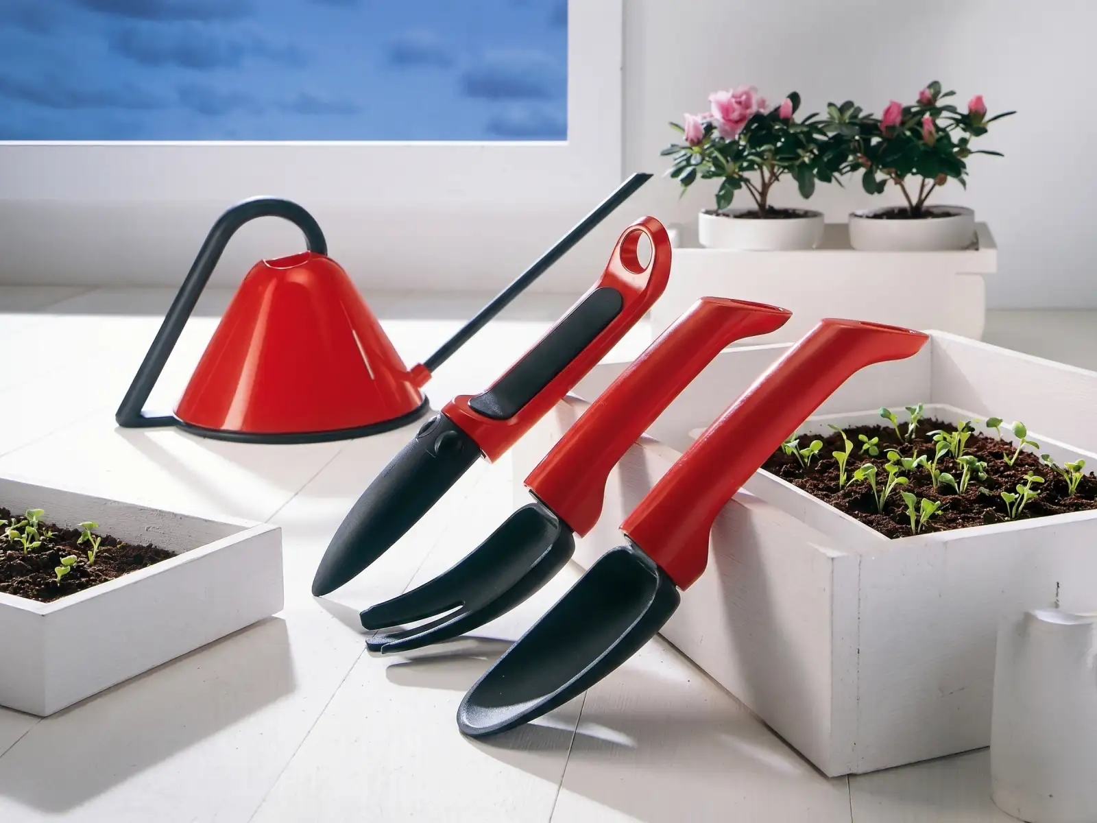 Attrezzi da giardinaggio rossi e neri della serie Green Time con annaffiatoio a cono, Fratelli Guzzini