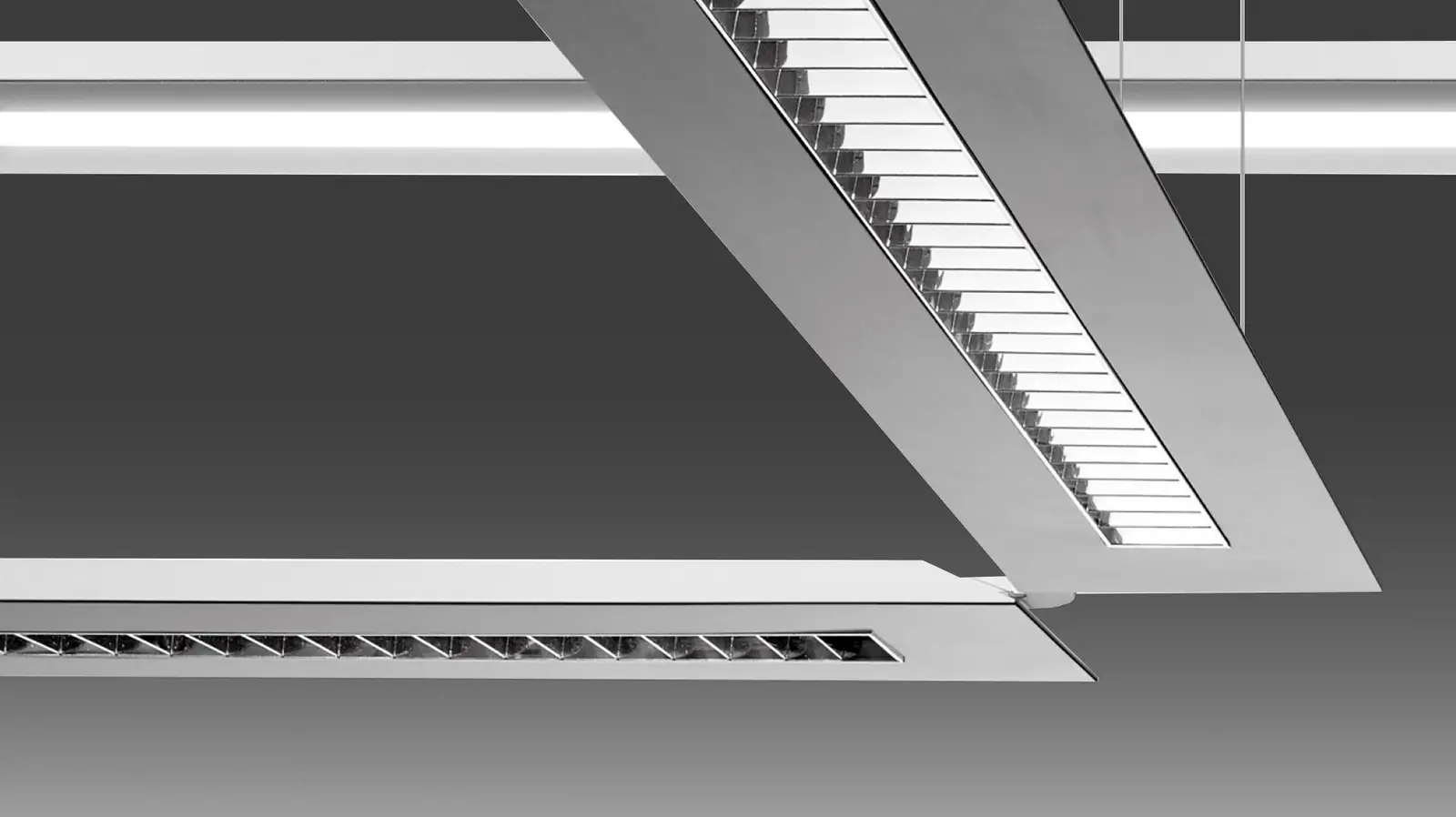 Due moduli Light Air sospesi visti da sotto, con lo schermo a lamelle e la luce che esce a filo della faccia piana
