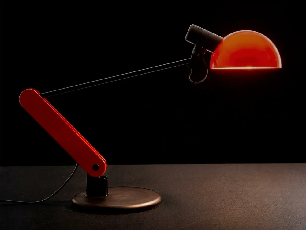 Lampada da tavolo Praxis di iGuzzini illuminazione, braccio orientabile e diffusore rosso, 1980