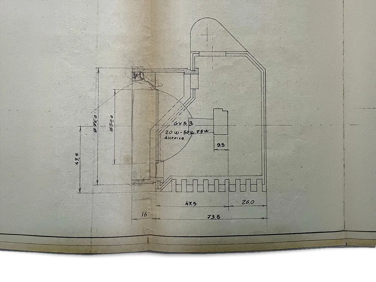 Dettaglio del disegno tecnico originale su carta da lucido, con le quote della sezione del corpo e dell’attacco