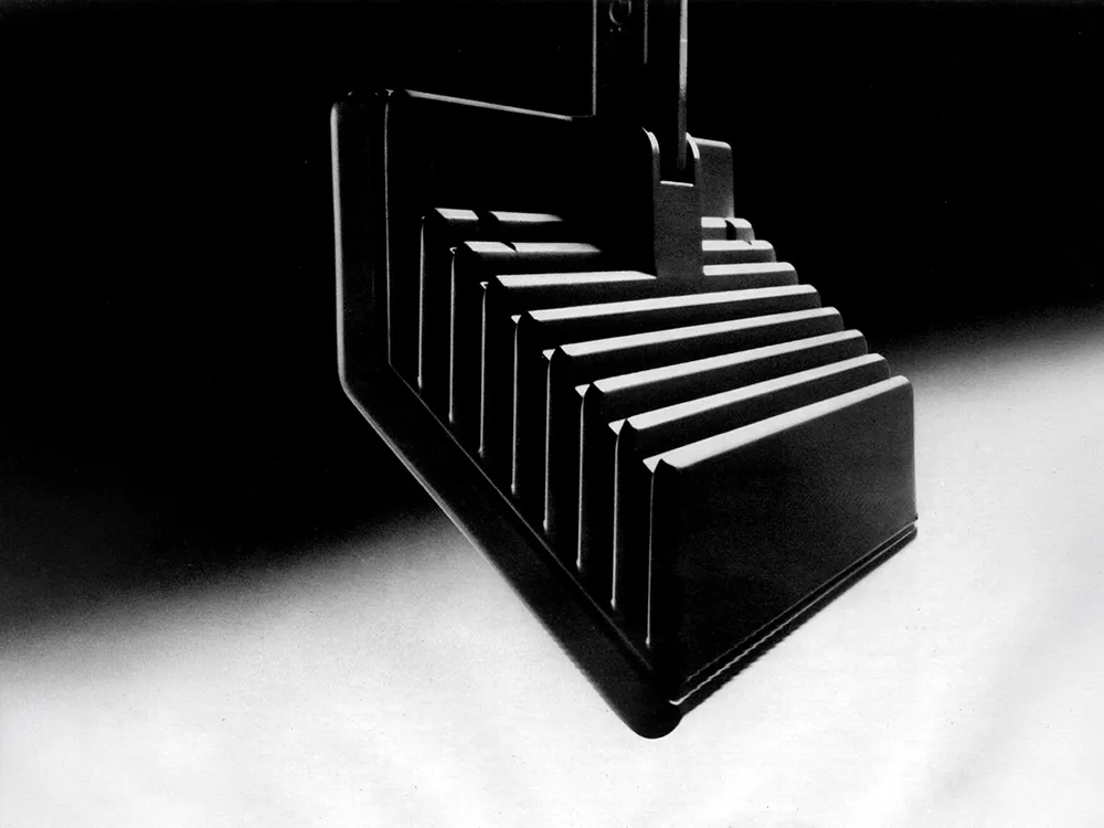 Lampada Virgola di iGuzzini illuminazione, prodotta in alluminio pressofuso con lampada alogena lineare, 1981