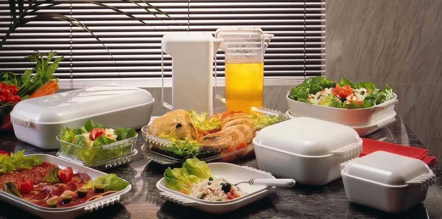 Contenitori per alimenti della serie In & Out su una tavola apparecchiata, Fratelli Guzzini
