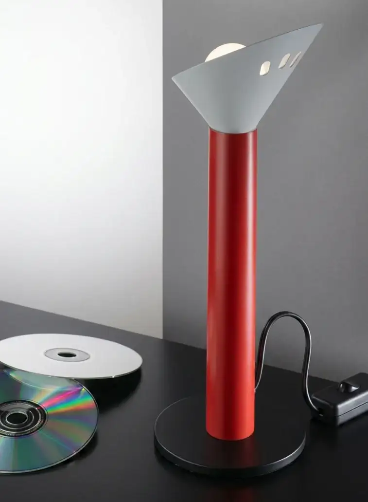 Lampada da tavolo Kiss Me con corpo rosso e riflettore grigio forato, Stilnovo
