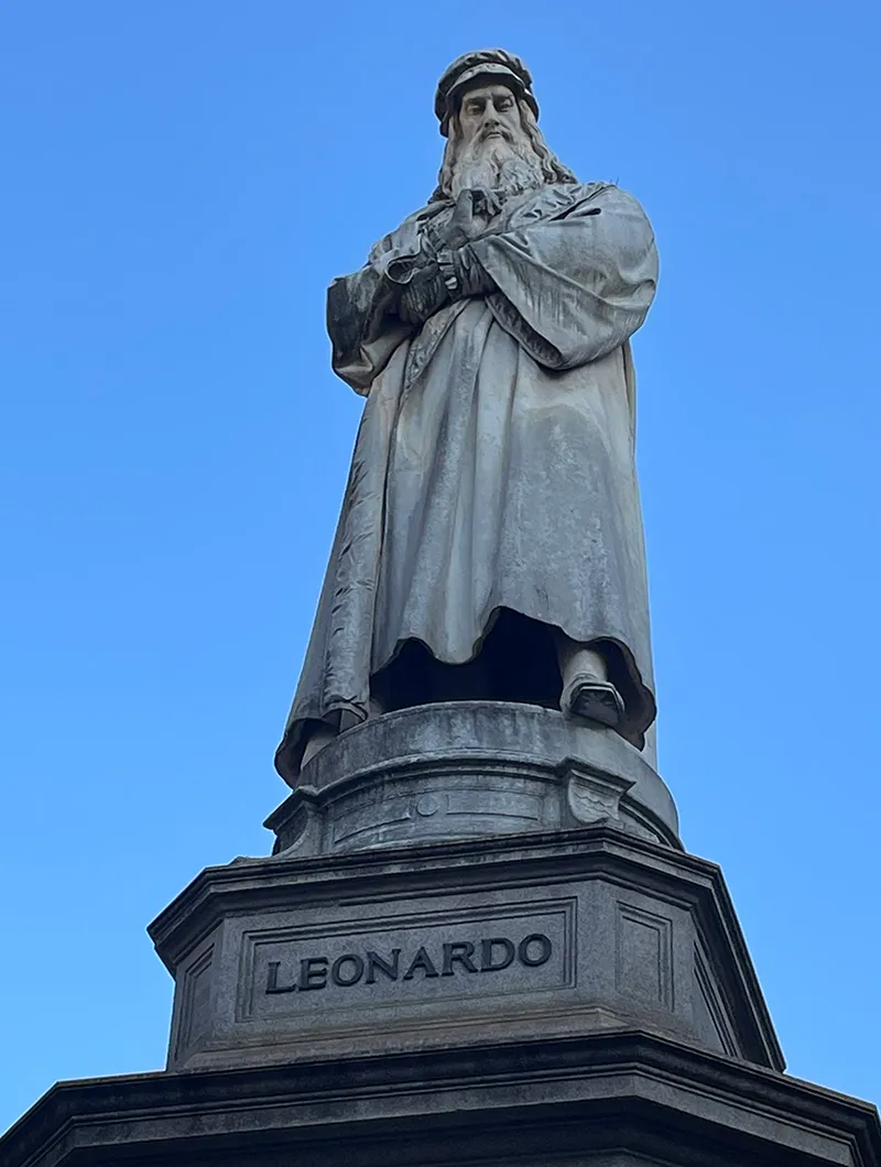 Il monumento a Leonardo da Vinci in piazza della Scala a Milano, visto dal basso contro il cielo
