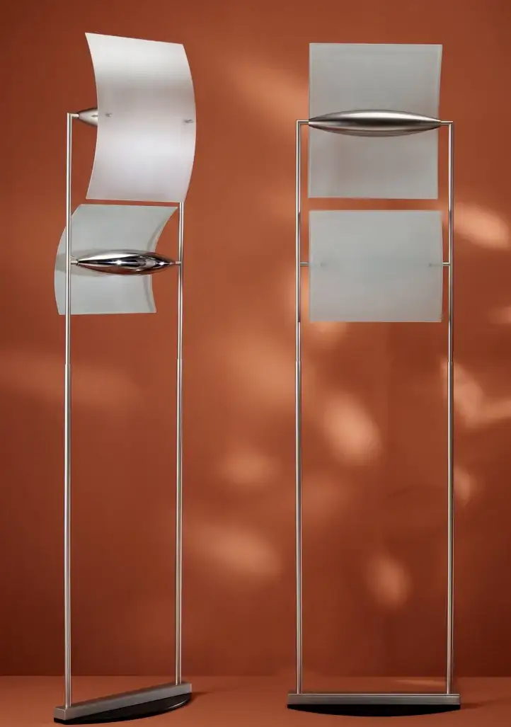 Due lampade da terra Luxia con schermo in vetro curvato, su fondo arancione, Tronconi