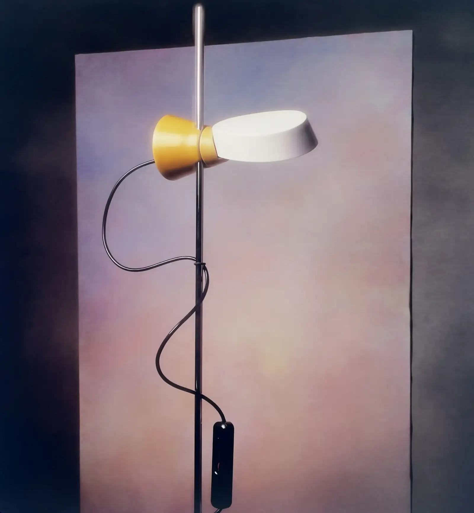 Lampada da terra Marlene con riflettore giallo e bianco su stelo, Antonangeli