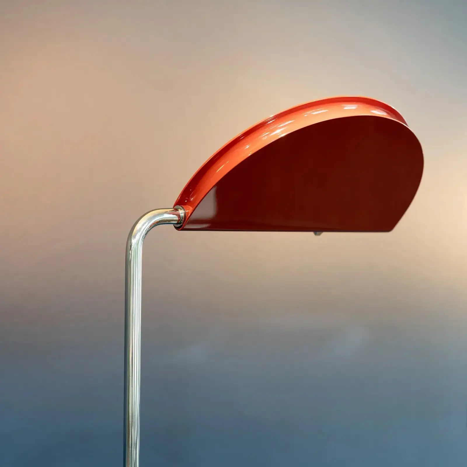 Testa della lampada da terra Mezzaluna con riflettore a semicerchio rosso su stelo cromato, DCW éditions