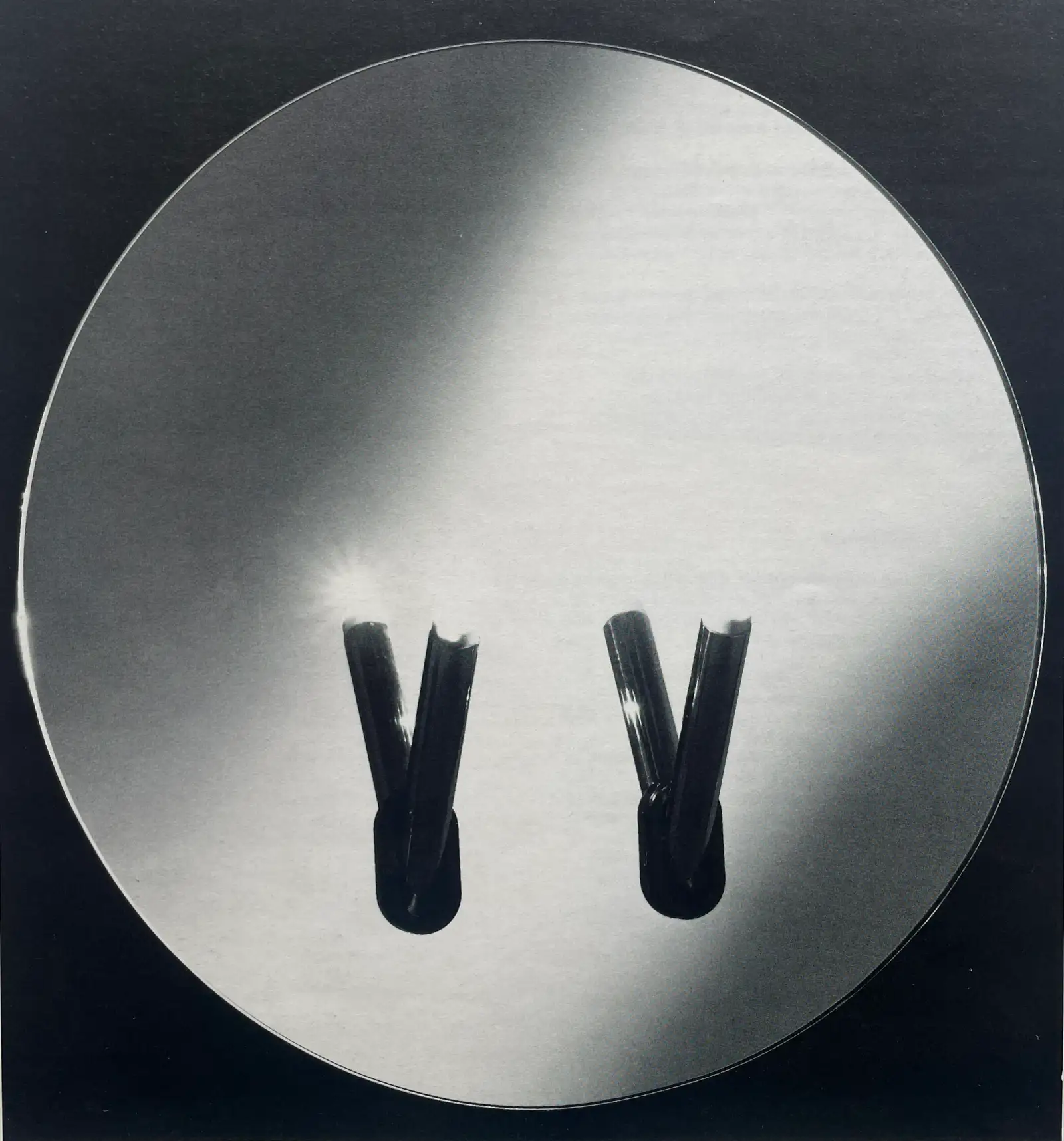 Lampada Mirror con grande disco riflettente e due supporti; foto in bianco e nero, Skipper