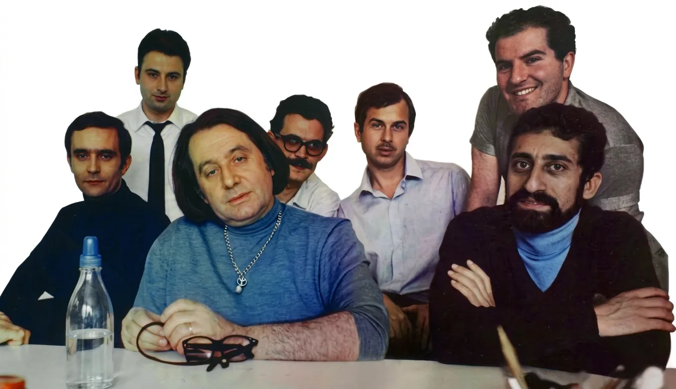 Il gruppo dell’ufficio design Olivetti di Milano con Ettore Sottsass Jr. e Bruno Gecchelin, seduti attorno a un tavolo