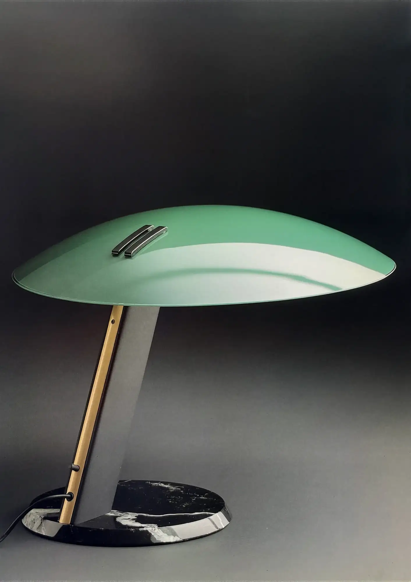 Lampada da tavolo Perla con schermo in vetro verde chiaro e stelo inclinato, Oluce