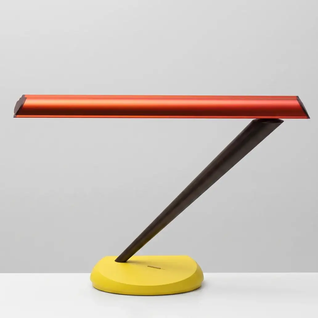 Lampada da scrivania Pinocchio con braccio inclinato scuro, riflettore lineare rosso e base gialla, Matsushita Electric Works