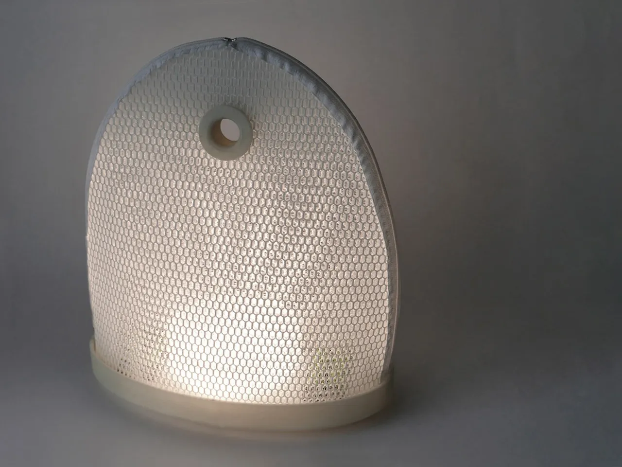 Prototipo acceso della lampada: il diffusore in tessuto tridimensionale montato sulla base