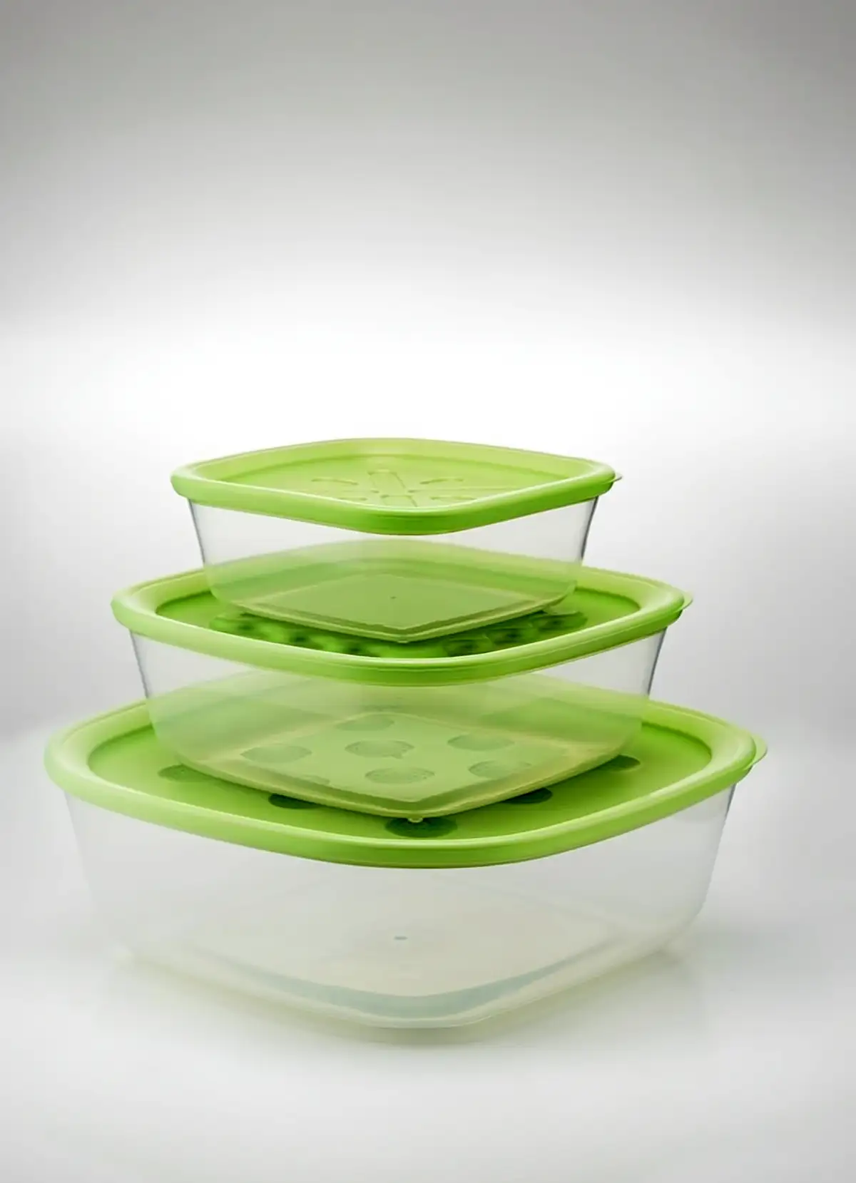 Tre contenitori trasparenti per alimenti con coperchio verde, impilati dal più grande al più piccolo, Fratelli Guzzini