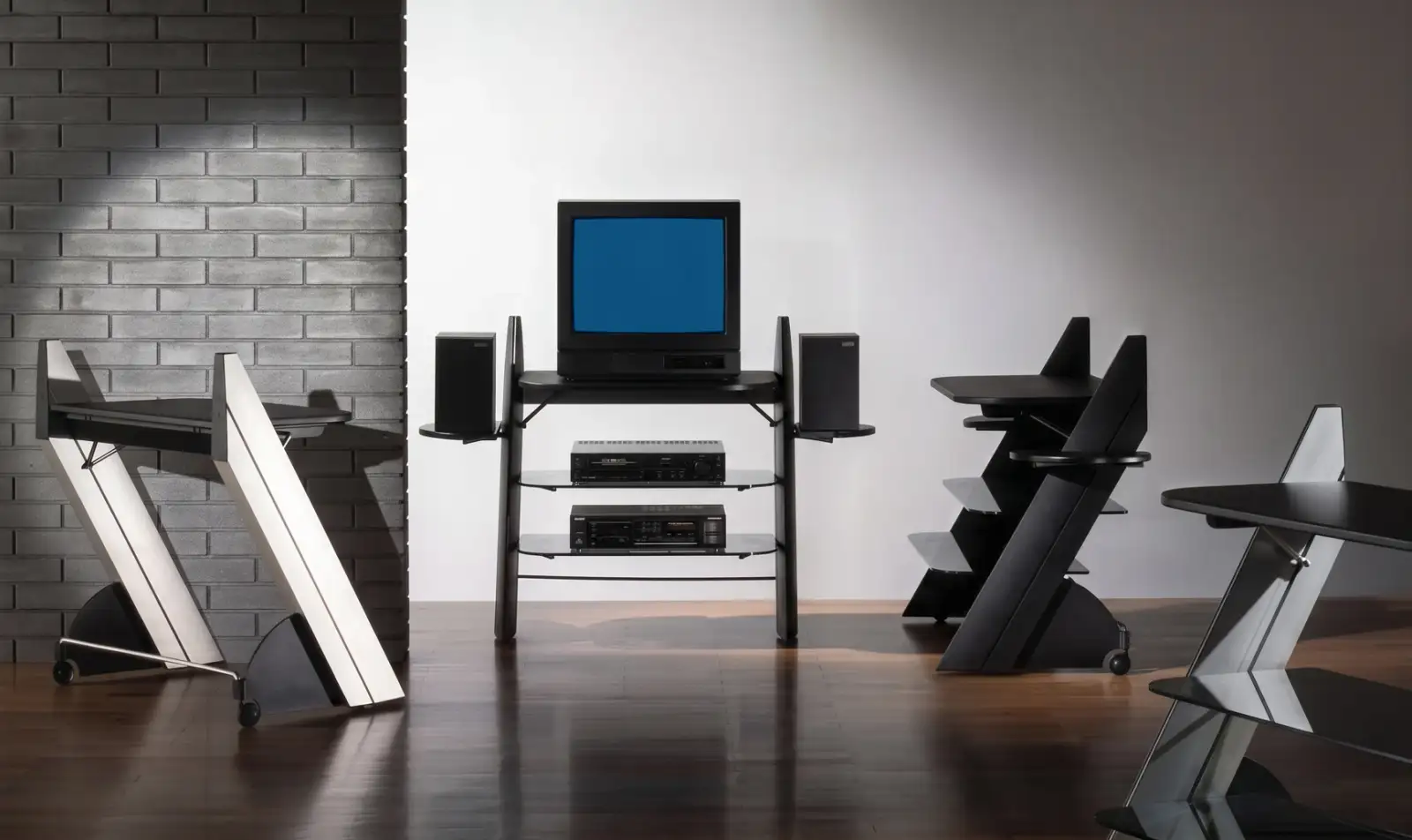 Carrelli Screen in alluminio in un soggiorno, uno con televisore e impianto stereo; foto in bianco e nero, Ycami