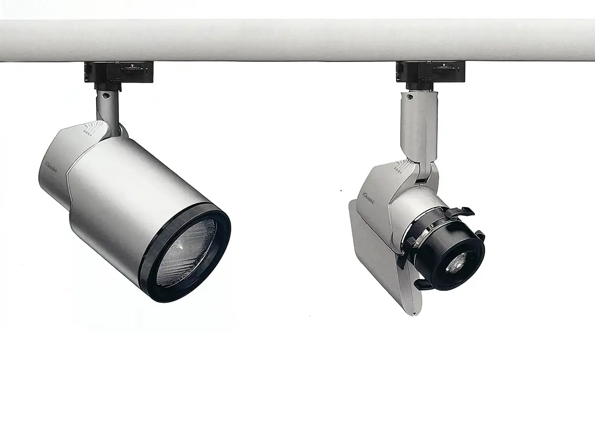 Due proiettori Shuttle su binario, uno cilindrico e uno con ottica a vista, iGuzzini illuminazione