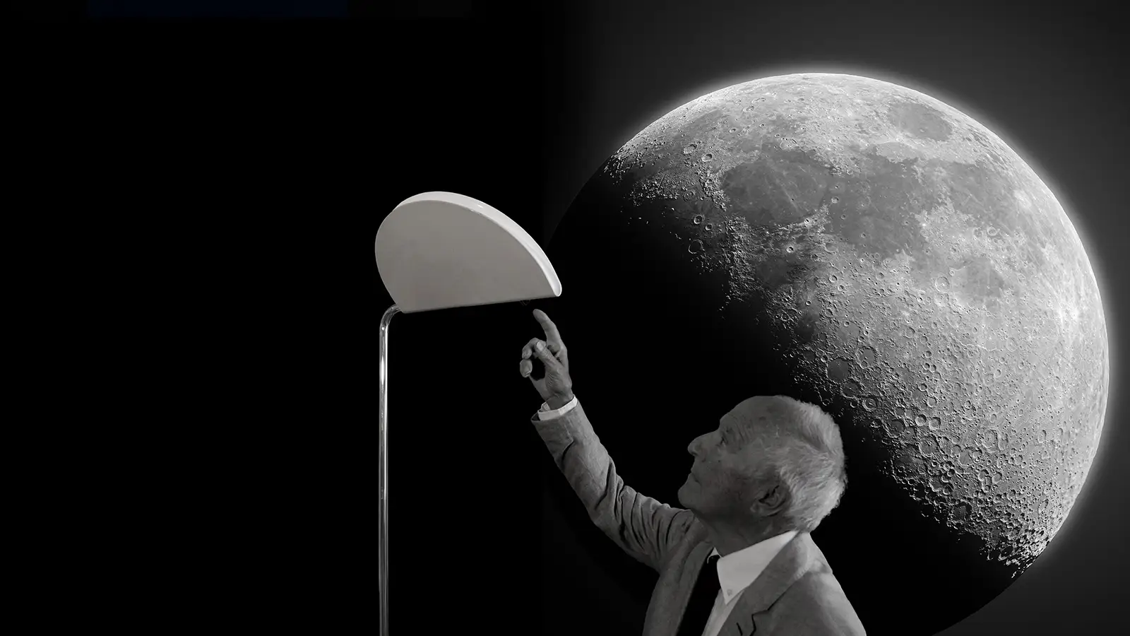 Bruno Gecchelin ritratto accanto a Mezzaluna davanti a una grande immagine della luna