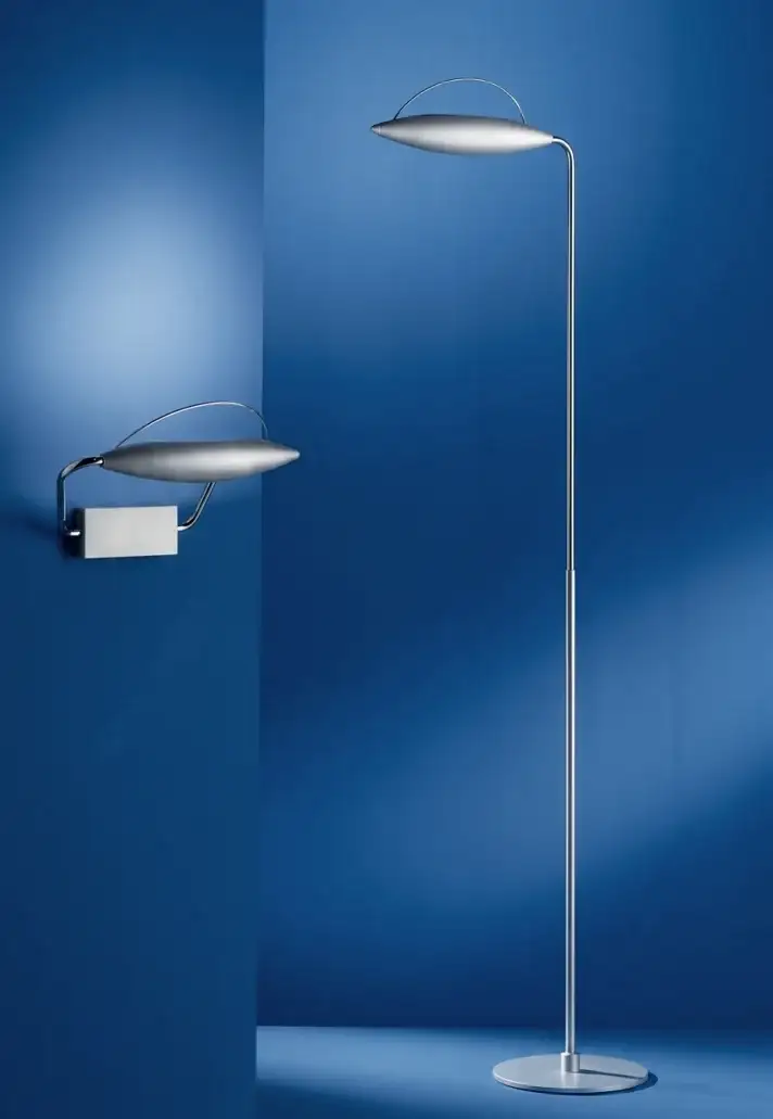 Lampade Spin da terra e da parete con riflettore a disco, su fondo blu, Tronconi