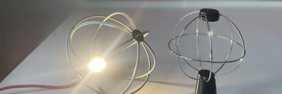 I due prototipi: la sfera da terra accesa, con il cavo rosso, e la sfera da tavolo sulla base conica
