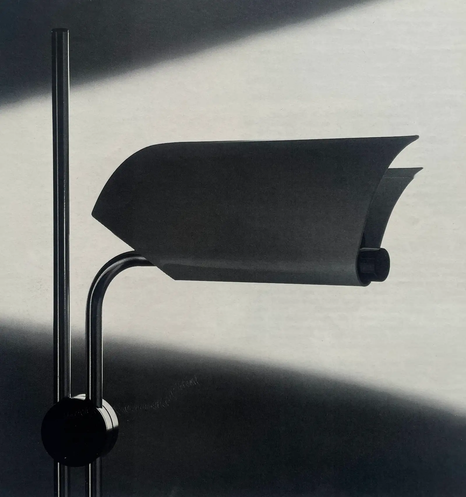 Testa della lampada Tegola con schermo curvo in metallo; foto in bianco e nero, Skipper