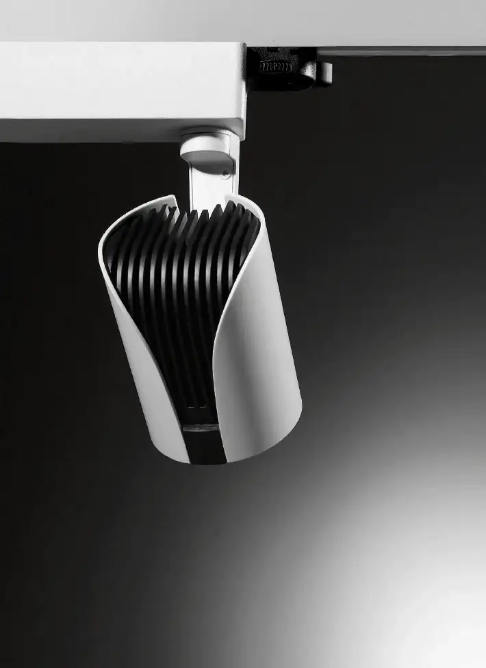 Faretto Vanity su binario, con corpo bianco aperto sul dissipatore nero, Raat