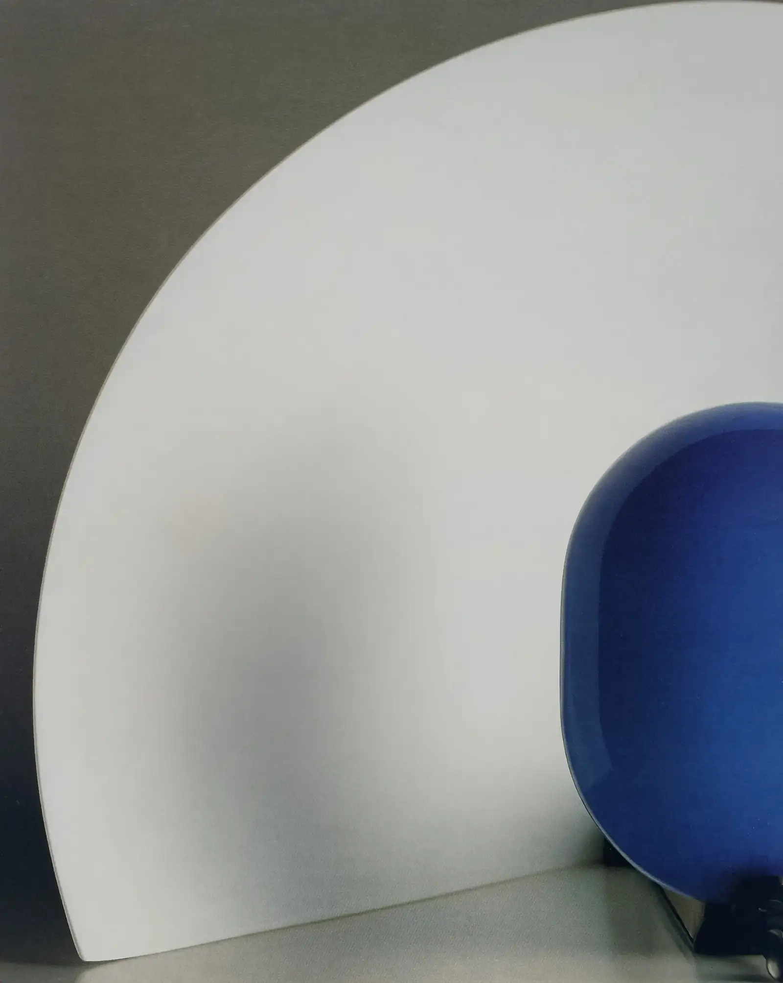 Lampada da tavolo Ventaglio con schermo bianco a semicerchio e base in vetro blu, Venini