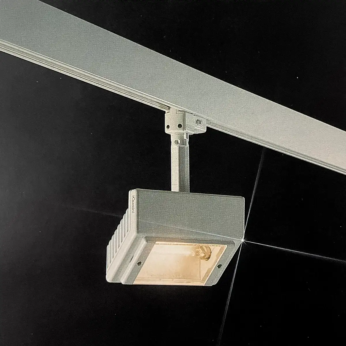 Faretto alogeno Virgola montato su binario, iGuzzini illuminazione