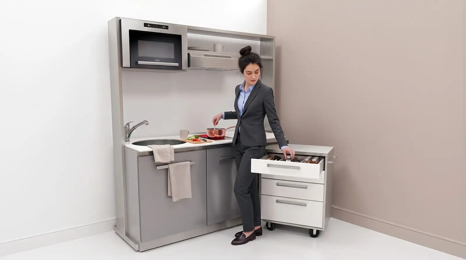 Minimaxxi installata in un ambiente ufficio, con una persona che la usa per cucinare