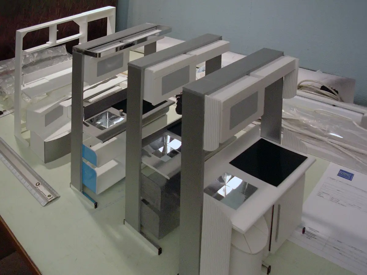 Tre configurazioni del rack costruite in scala e allineate su un tavolo da lavoro