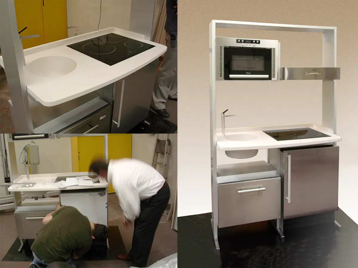 Il prototipo in officina: il piano con lavello e piano a induzione, il montaggio dei moduli e il rack completo di forno e frigorifero