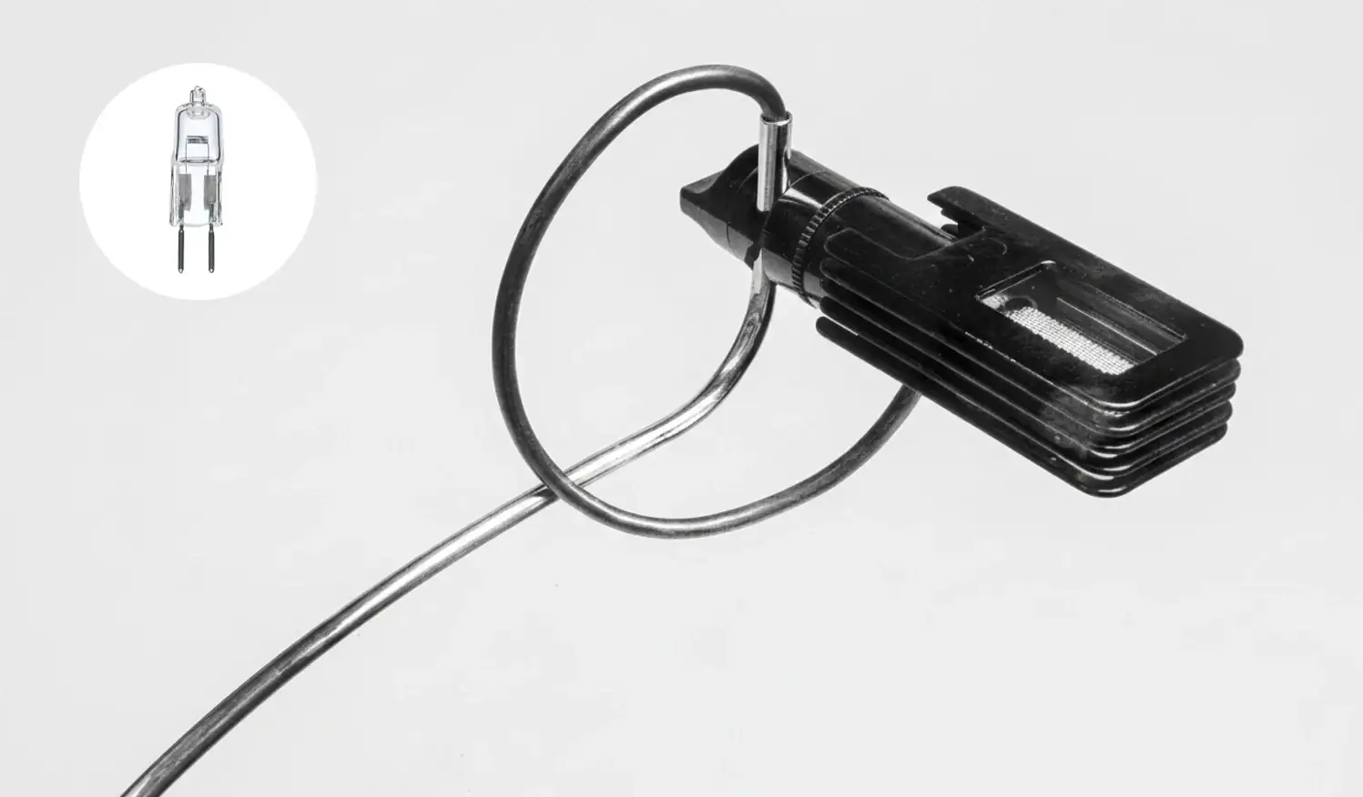 Lampada Wing con testa alettata e anello di regolazione, con la lampadina alogena da 12 V in un riquadro; foto in bianco e nero, Oluce
